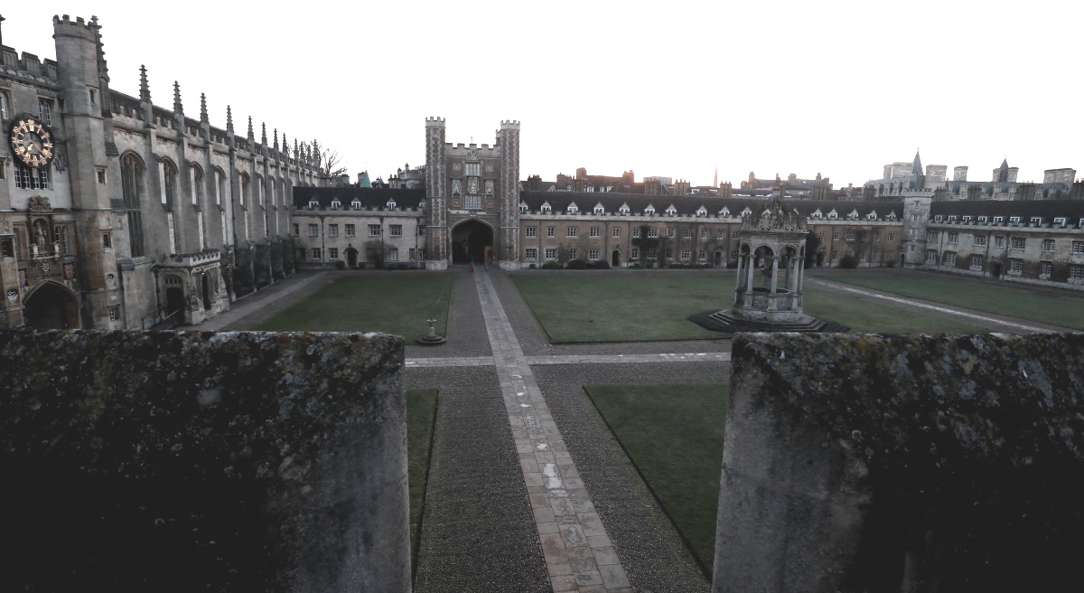 Vue de la cour sur laquelle donne le tournoi (mais photo prise de la chambre de Thierry)