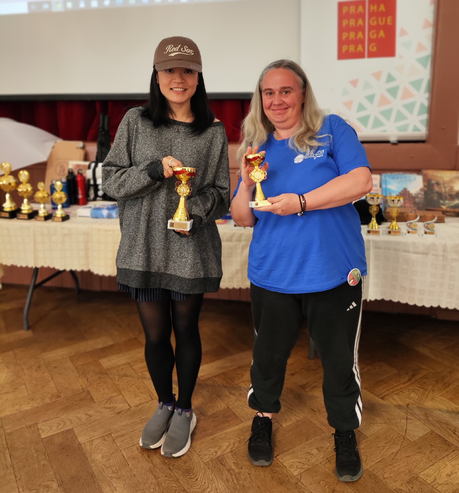 Deux des trois premi&egrave;res femmes (Katie et Elisabetta)