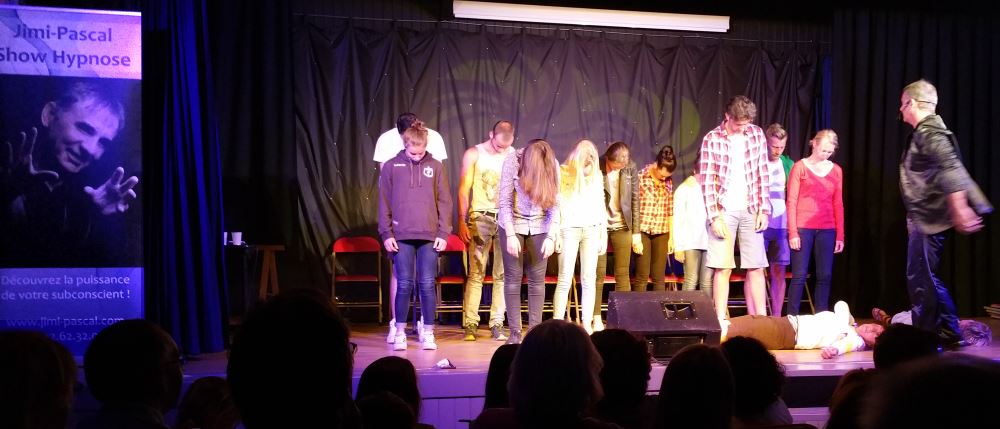 Spectacle d'hypnose collective au centre de vacances