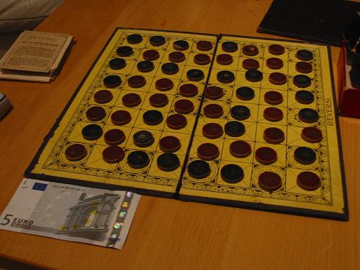 Notez le billet de cinq Euros posé sur la table à côté de l'othellier, qui donne l'échelle.