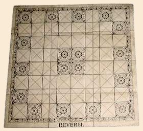 Gros plan sur le plateau en papier, richement décoré. On y lit le mot
Reversi très lisiblement.